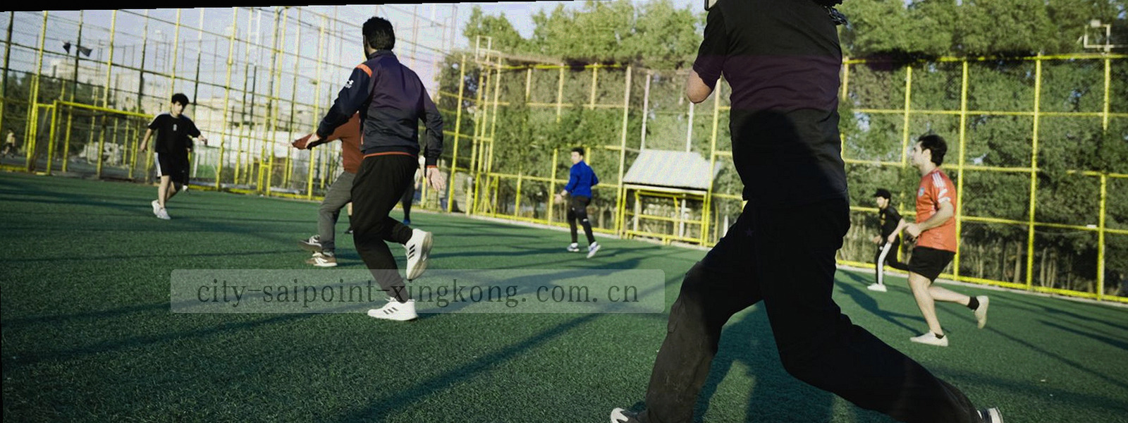 深空底色上同心轨道环包裹光点的抽象图像，象征信息边界